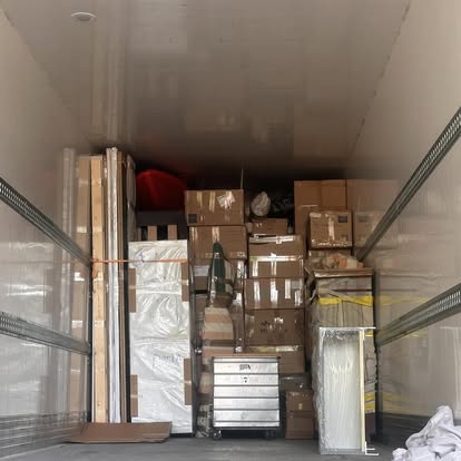 Camion Suissetrans INT chargé pour un déménagement vers Valence