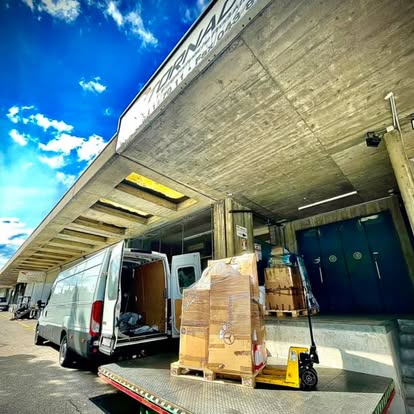 Chargement d'un camion Suissetrans INT à l'entrepôt